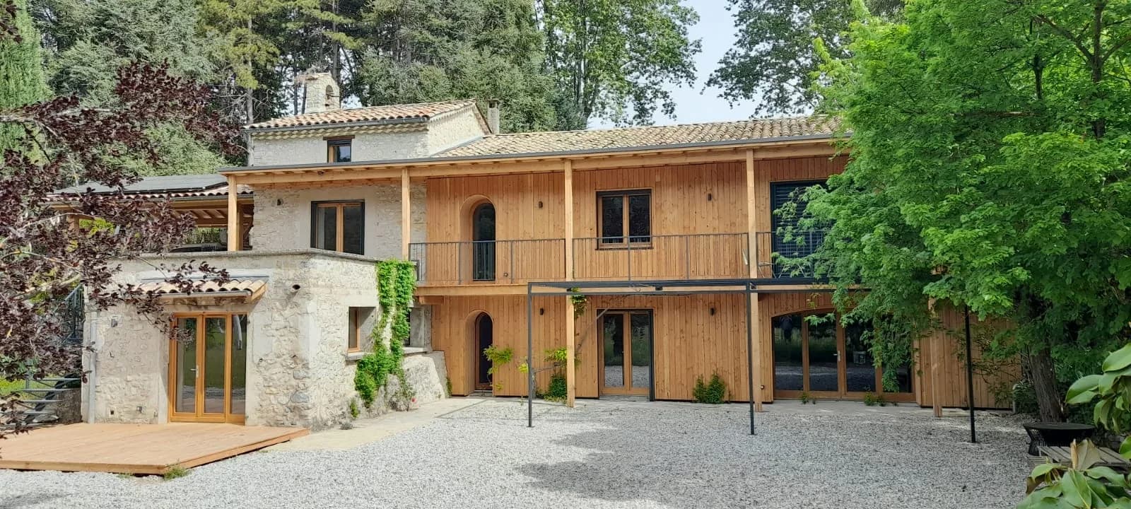 Façade sud de la maison rénovée à Saillans, avec coursive couverte en bois