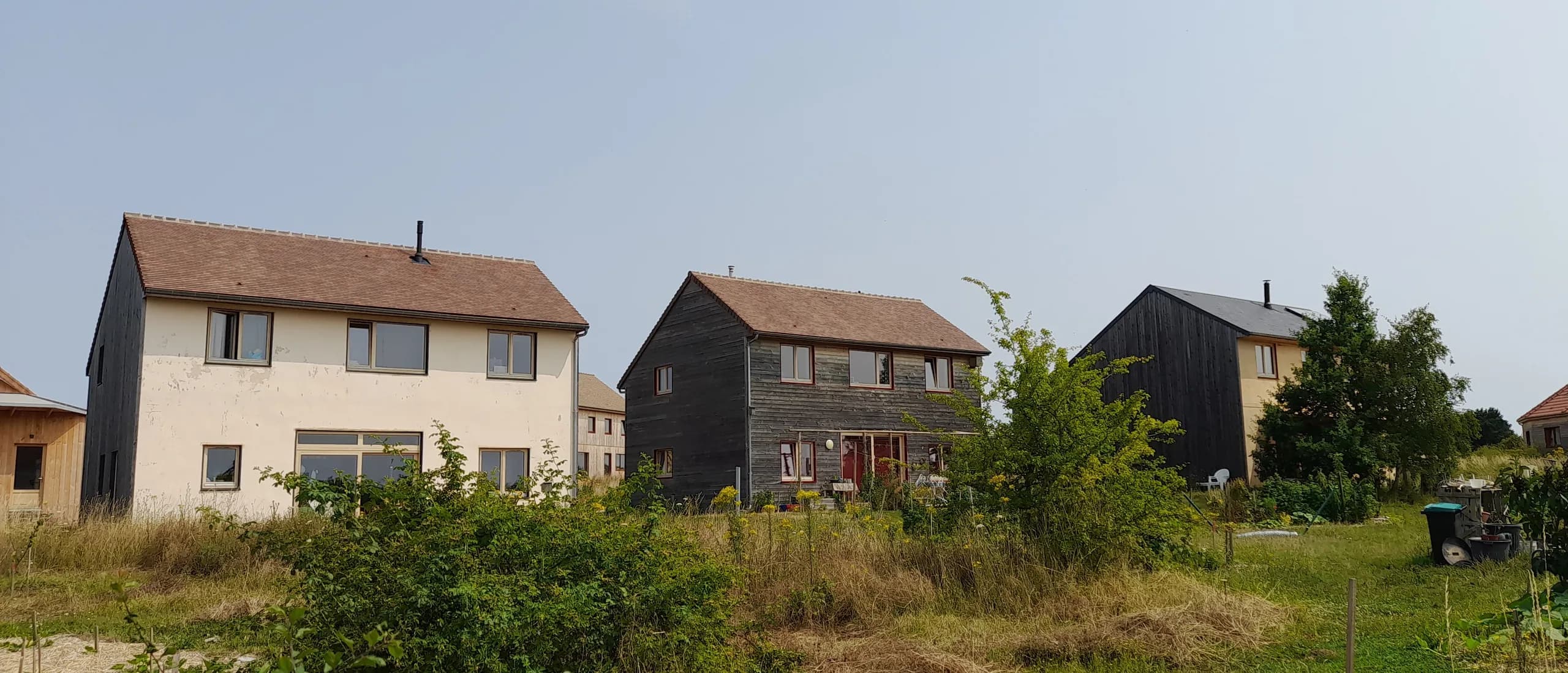 Trois maisons paille de l'écohameau du Plessis, Pontgouin (Eure-et-Loir) — vue 2