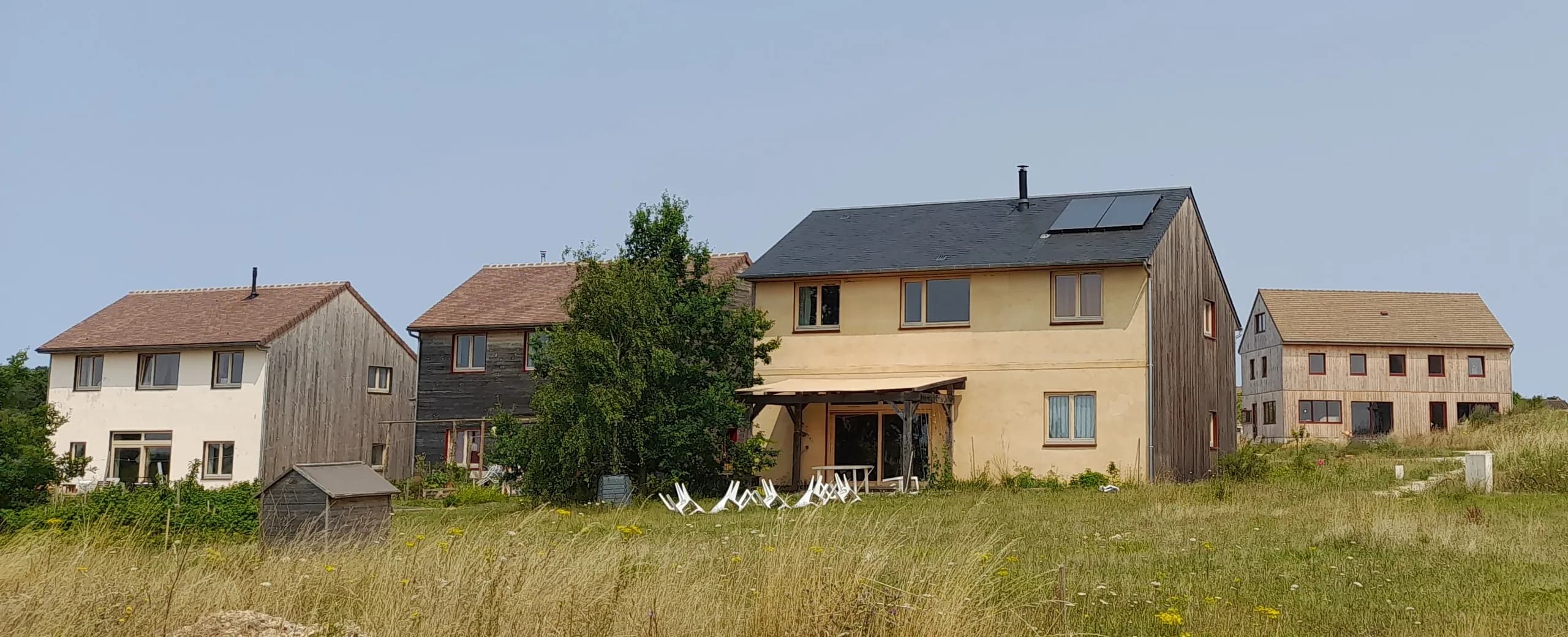 Trois maisons paille de l'écohameau du Plessis, Pontgouin (Eure-et-Loir) — vue 3