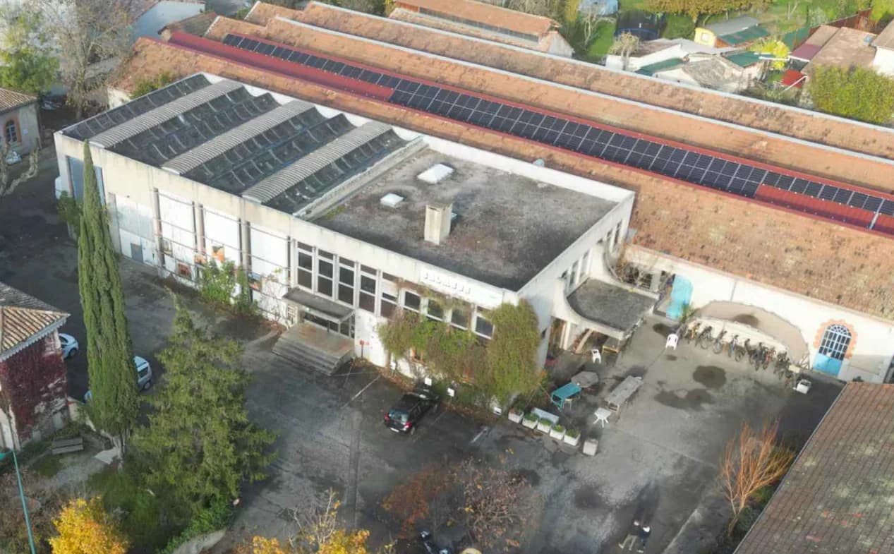 Le tiers-lieu de l’Usine vivante à Crest, où se trouvent les bureaux de l’atelier, vu du ciel